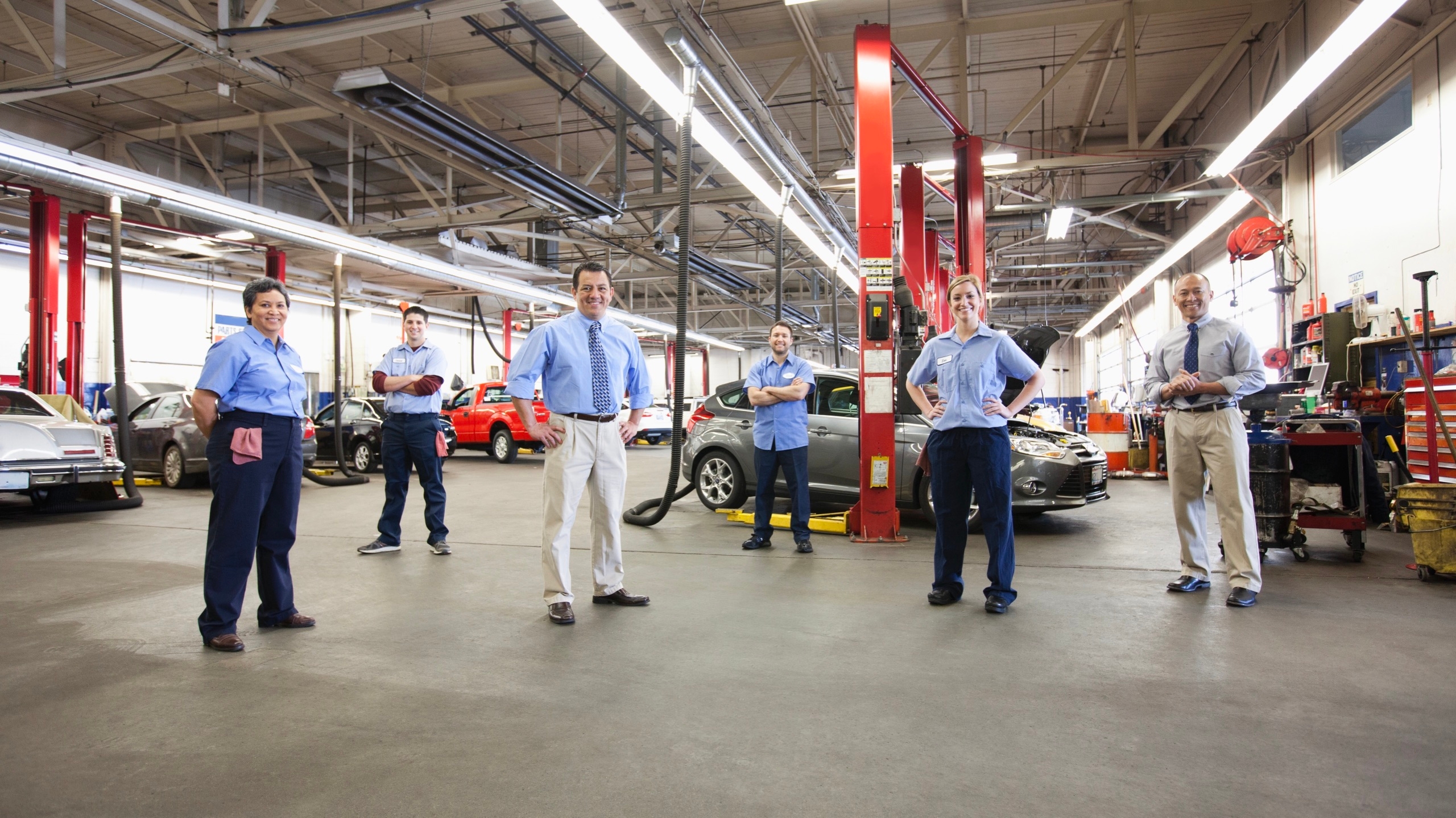 Personel d'un garage auto.