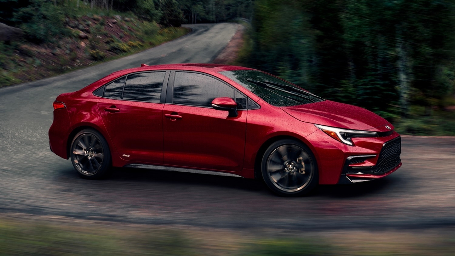 Toyota corolla sous la pluie dans un virage.