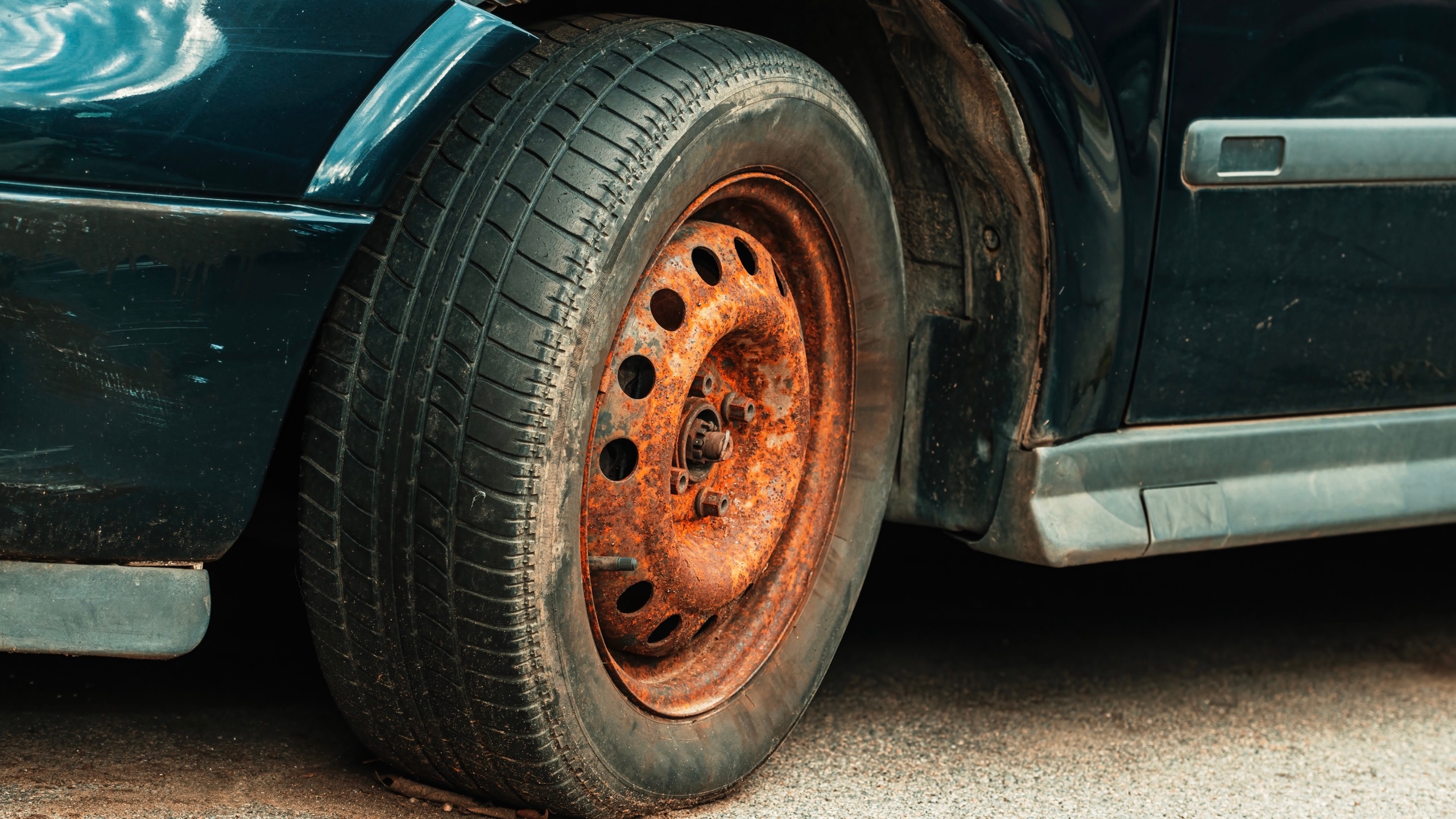 Une jante de voiture qui commence a rouillé beaucoup.