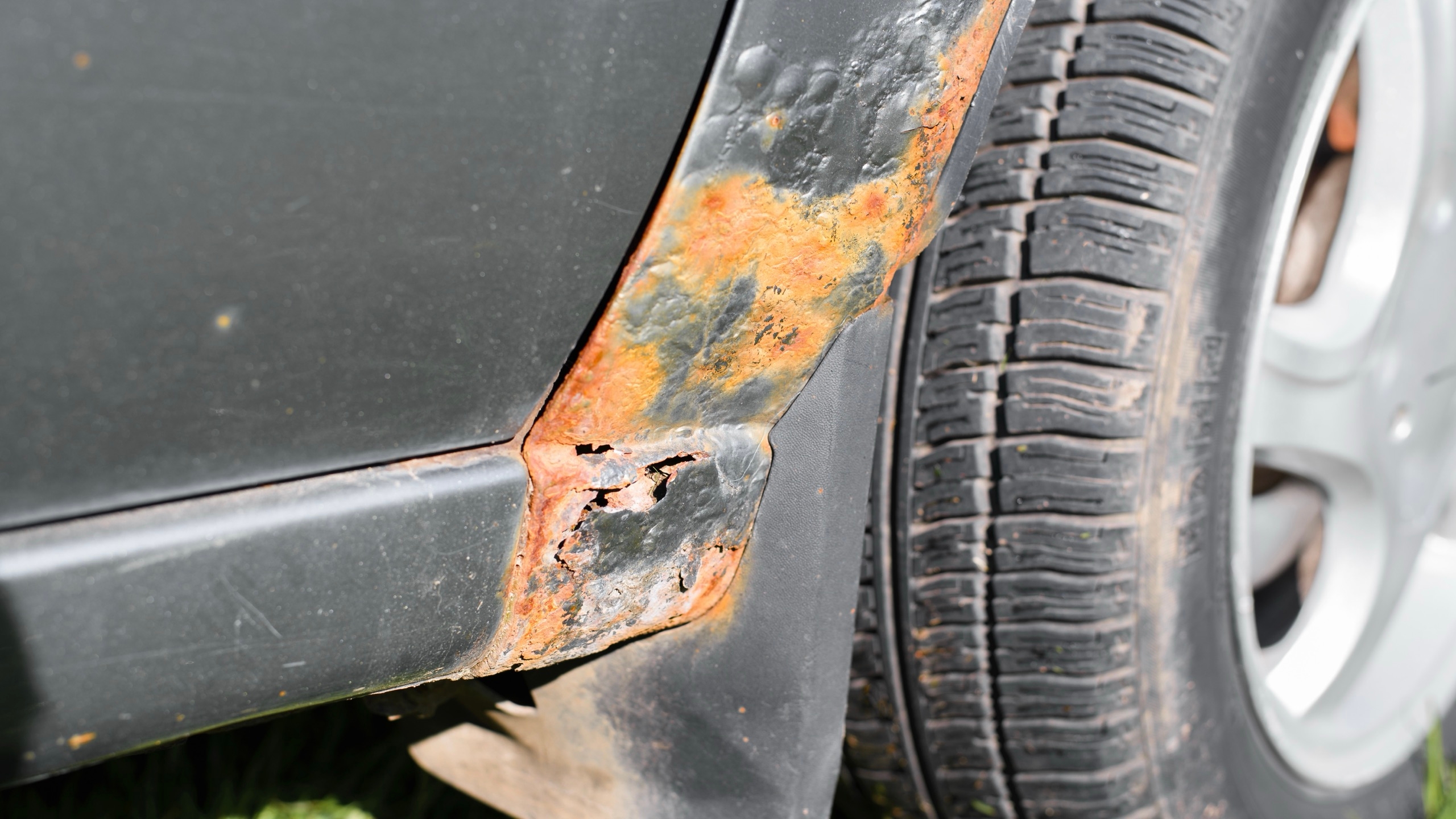 La bas de caisse d'une voiture trop rongé par la rouille.